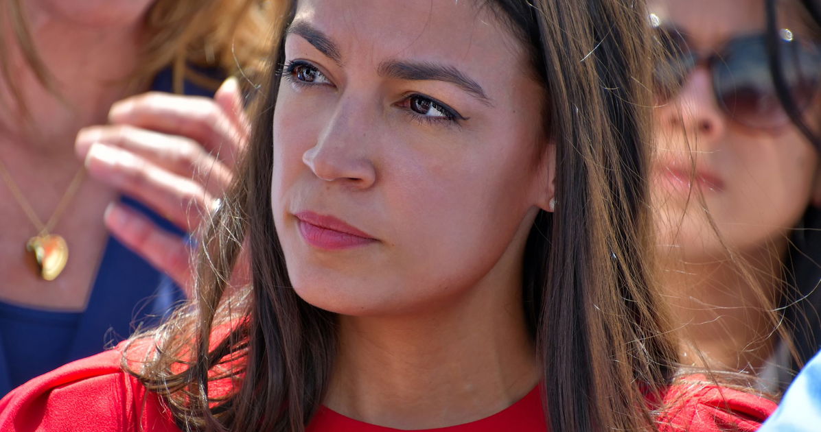 AOC dice que los crecientes costos de atención médica están financiando a ICE: “Te joden pagar a un grupo de matones”