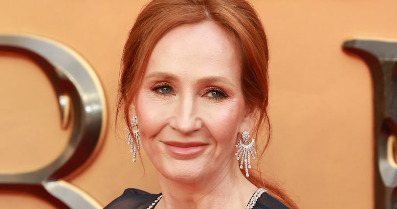 Activistas escriben mensajes con tiza afuera de la obra de Harry Potter para recordar a los fanáticos que están alimentando la transfobia