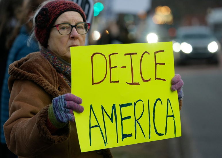 Linda Bunyan se encuentra a lo largo de W. Market Street en Highland Square para protestar en respuesta a la muerte a tiros de Renee Nicole Good por parte de ICE en Minnesota.