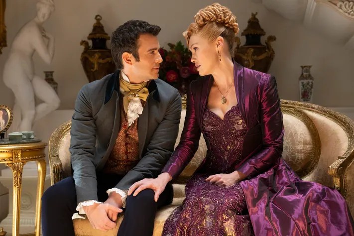 Luke Thompson como Benedict Bridgerton, Hannah New como Lady Tilley Arnold en la temporada 3 de Bridgerton.