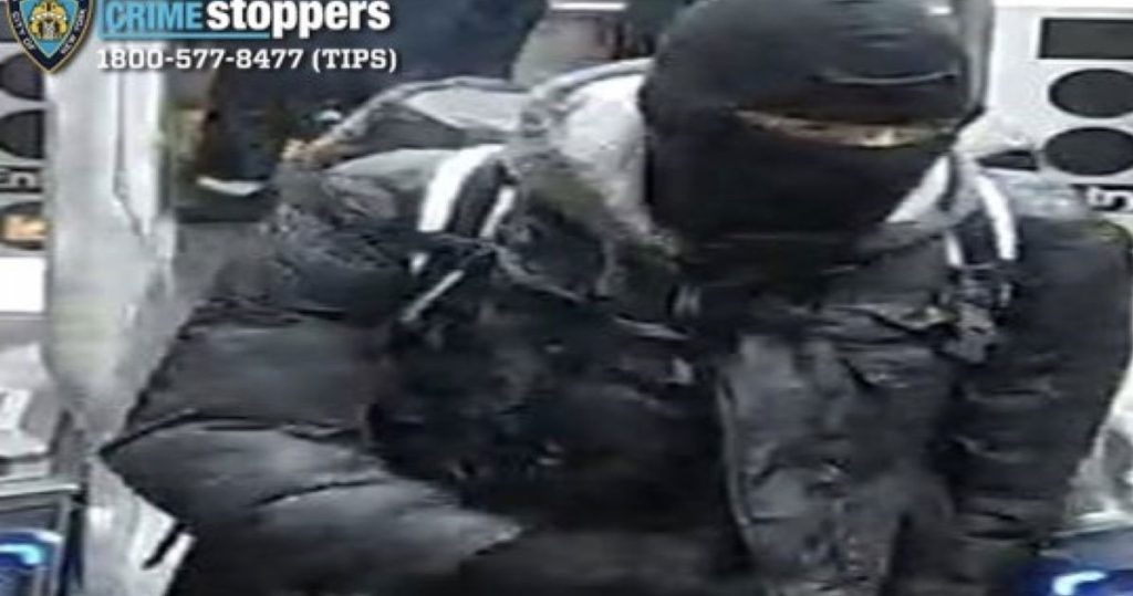 Besó a su novio en el metro. Entonces un fanático hizo algo impactante.