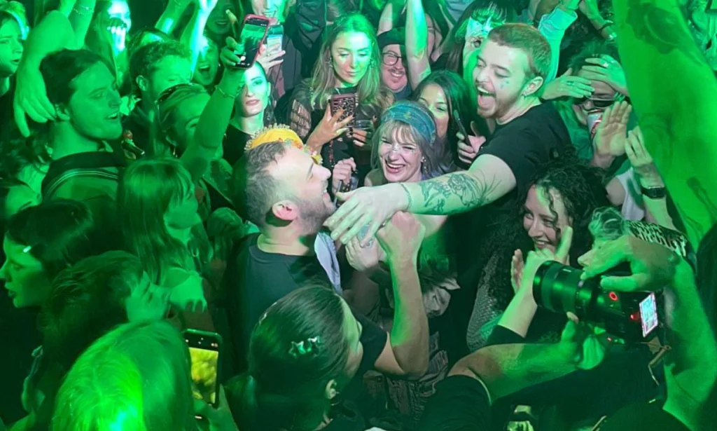 El líder verde Zack Polanski festeja con sus seguidores en el bar gay de Londres donde alguna vez trabajó