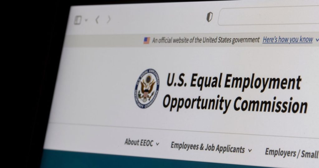 Empleados federales cuestionan la prohibición de Trump de la atención médica que afirma el género