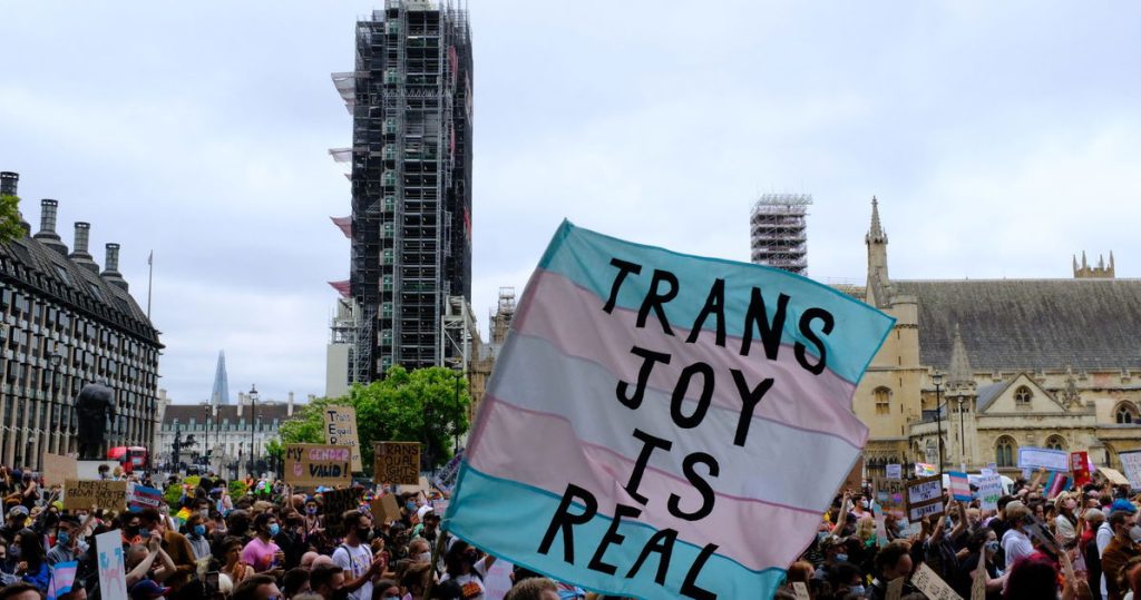 Estos colectivos trans luchan contra el odio con muchas risas y un poco de lucha libre con lubricante.