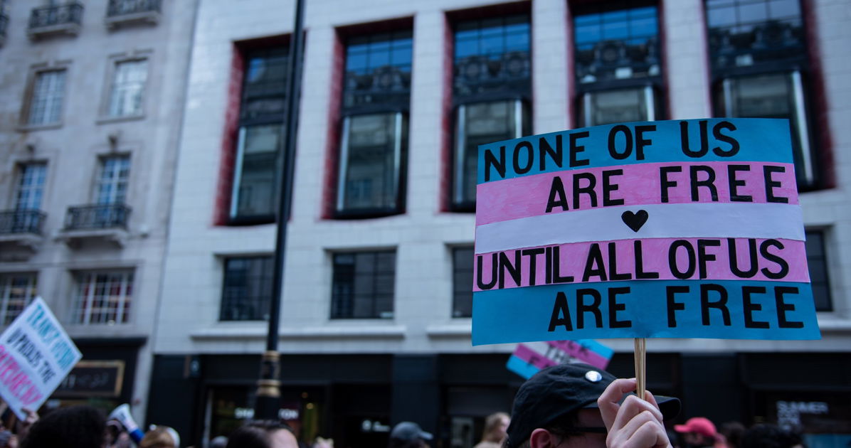 “Estoy jodidamente cansado”: ​​un hombre trans ruega a sus aliados cis que den un paso al frente y luchen