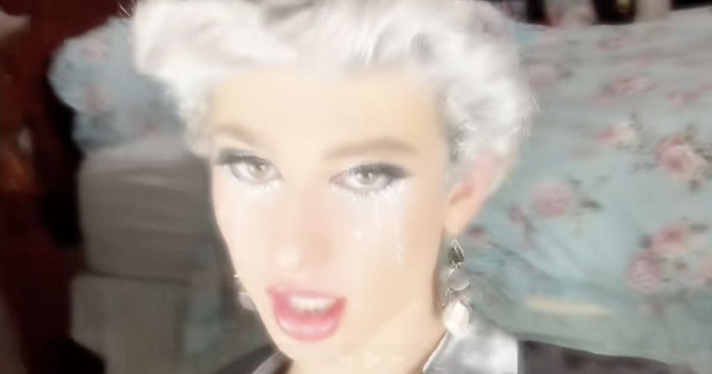 Impactante video muestra a un fanático acosando a un hombre gay por usar el baño de hombres en el evento de Año Nuevo