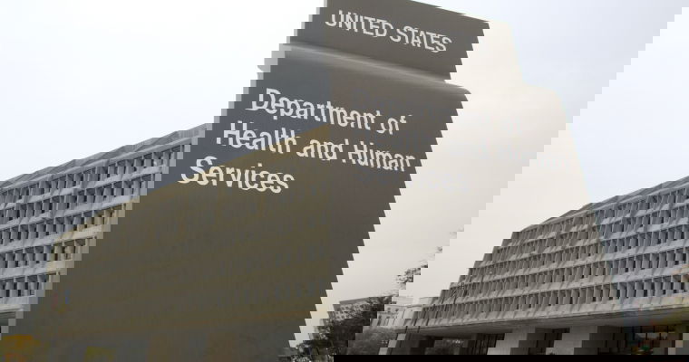 La administración Trump está reteniendo más de 300 mil millones de dólares de los estados pro-trans. Los estados están contraatacando.