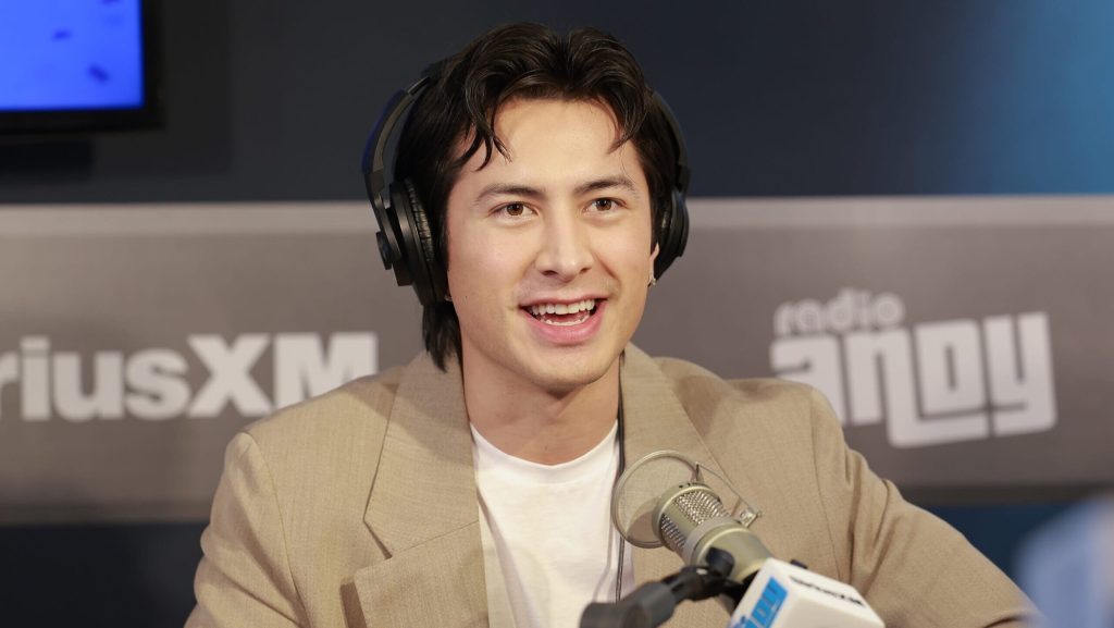 La estrella de 'Heated Rivalry' Hudson Williams dice que los atletas profesionales encerrados se están acercando después del estreno de la serie