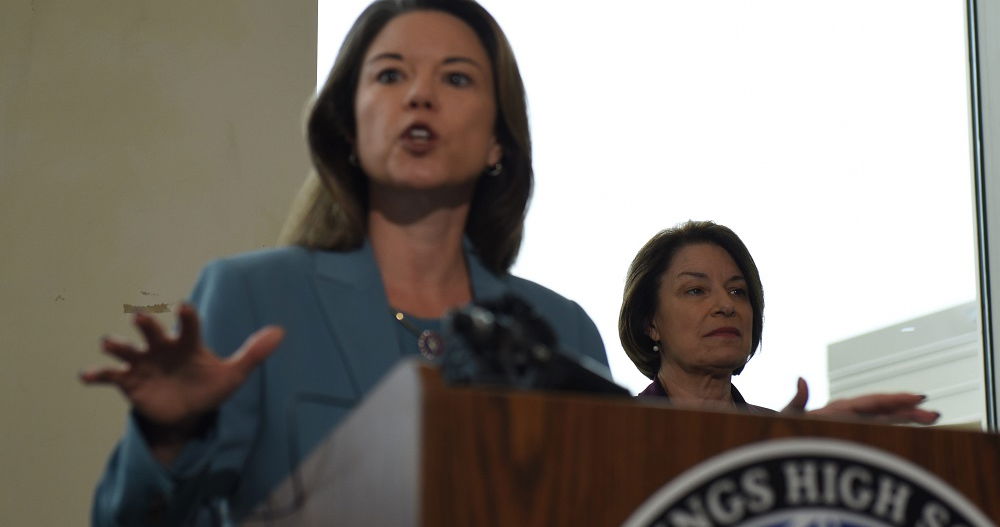La representante Angie Craig lidera el esfuerzo para acusar a Kristi Noem después del asesinato de Renee Nicole Good