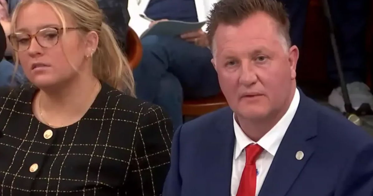 Legislador republicano se quedó sin palabras cuando le preguntaron si era trans durante una audiencia