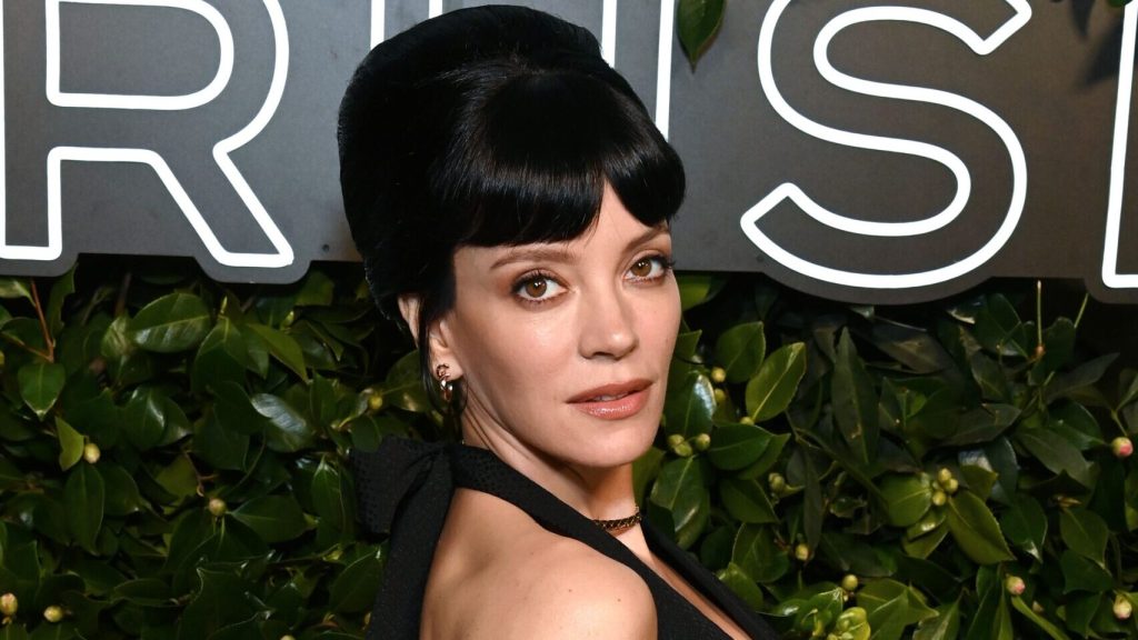 Lily Allen se roba la noche con una actuación de 'tenis' en la cena Coco Crush de Chanel en Los Ángeles
