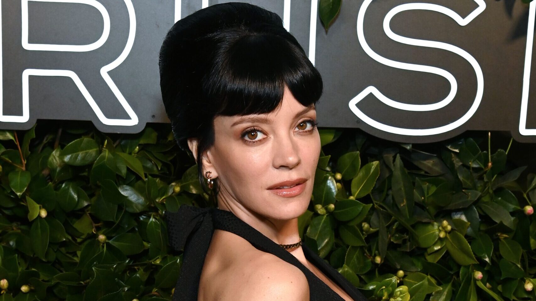 Lily Allen se roba la noche con una actuación de 'tenis' en la cena Coco Crush de Chanel en Los Ángeles