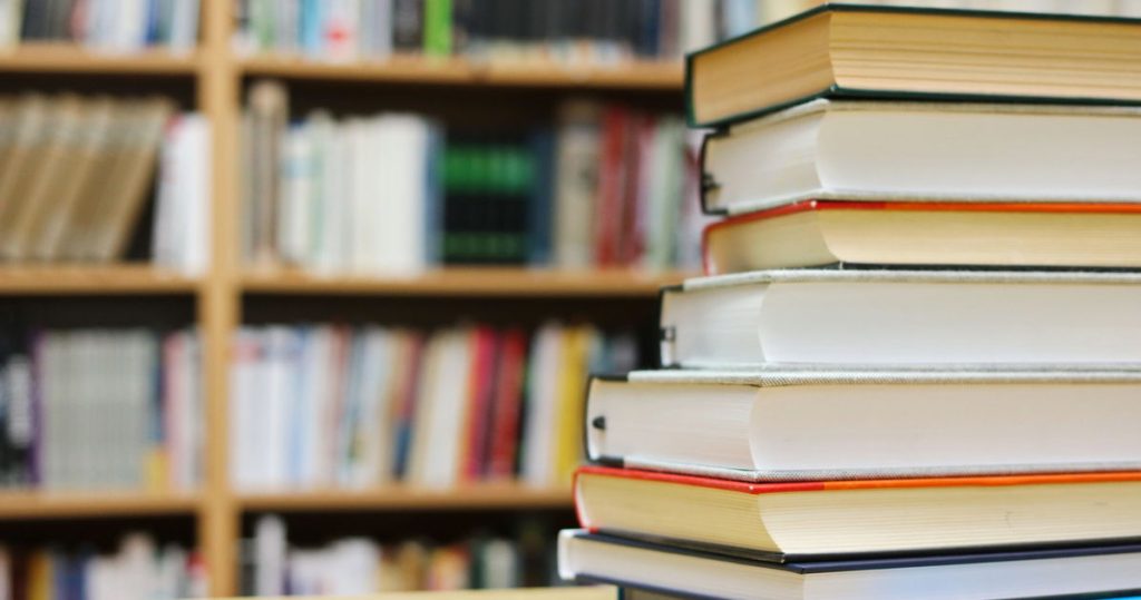 Los editores están “alejándose” de los libros LGBTQ+ en medio de prohibiciones y el actual presidente del Partido Republicano