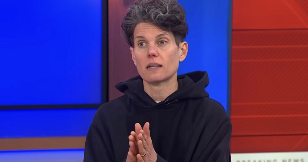 Los federales rociaron con gas pimienta a esta periodista galardonada mientras informaba sobre la muerte de Alex Pretti