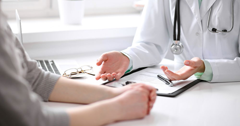 Los hombres trans enfrentan un mayor riesgo de acné después de comenzar a tomar testosterona, encuentra un estudio