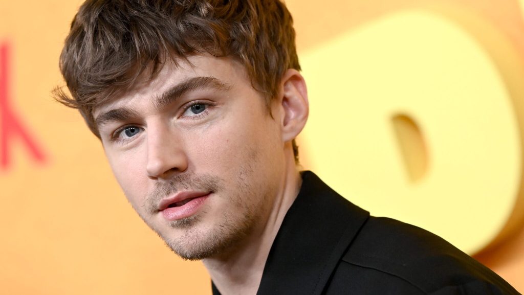 Miles Heizer habla sobre la cancelación de Netflix de 'Boots': 'Estoy devastado' (exclusivo)
