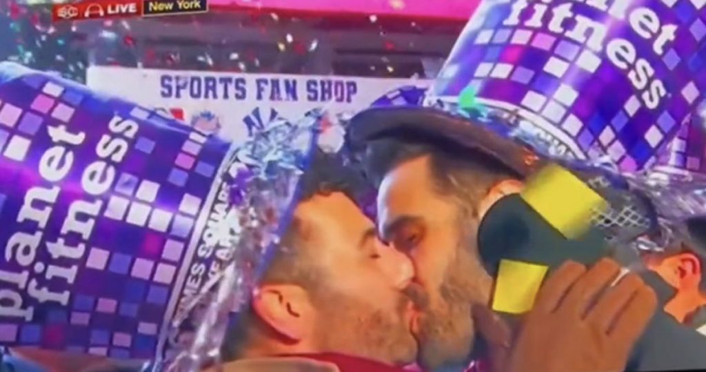 “Mucho amor”: Pareja gay comparte las sorprendentes reacciones a su beso viral de Nochevieja