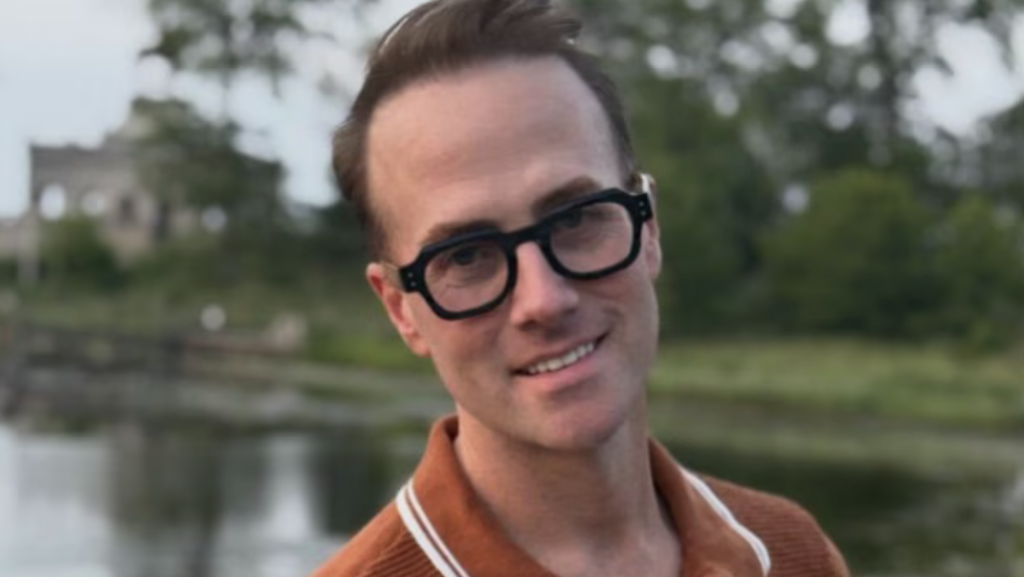 Muere a los 46 años el actor de Broadway Bret Hanna-Shuford, conocido por 'Wicked' y 'La Sirenita'