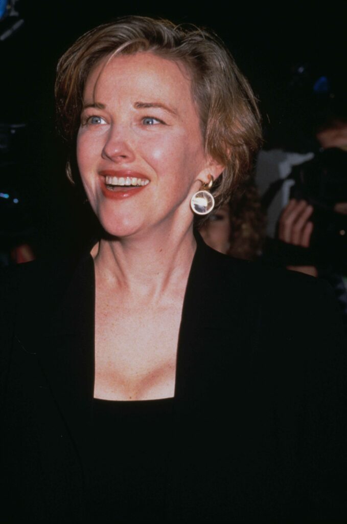 La actriz y comediante canadiense Catherine O'Hara asiste a la primera edición anual de los Premios del Cine, celebrada en el Anfiteatro de Universal en Universal City, California, el 30 de enero de 1991. (Foto de Vinnie Zuffante/Getty Images)
