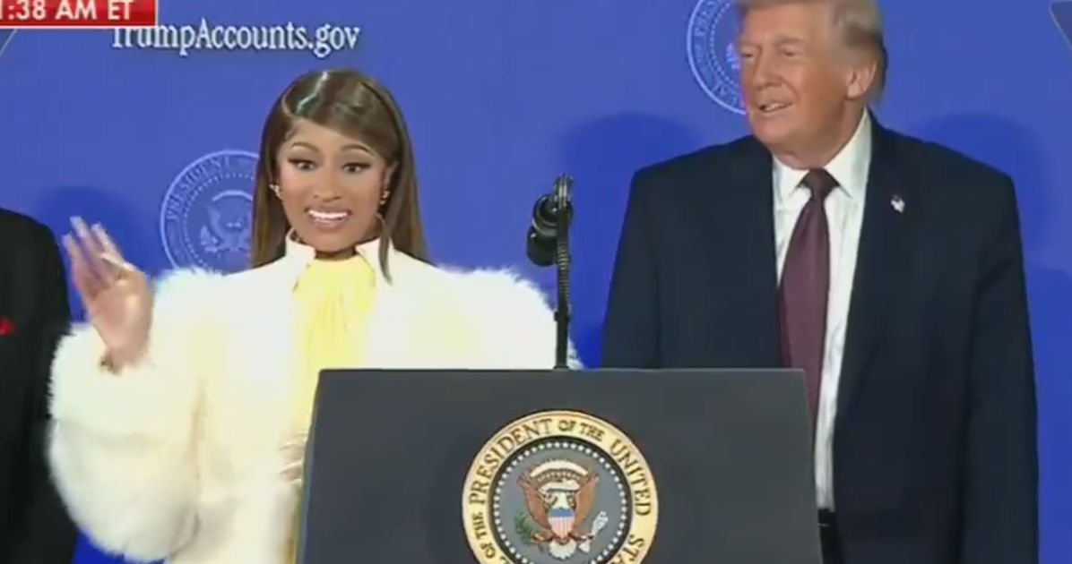 Nicki Minaj aparece torpemente en el escenario con Trump: “Probablemente soy la fan número uno del presidente”