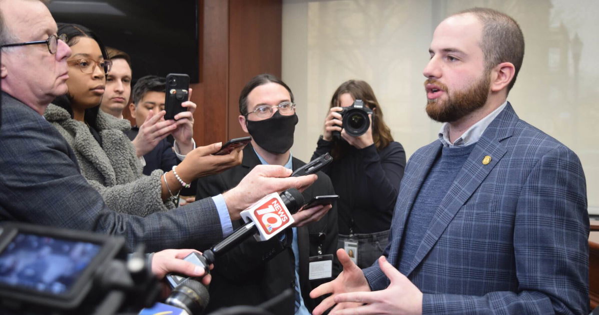 “No perdí el conocimiento”: legislador gay sobre su resiliencia mientras se postula para el Congreso