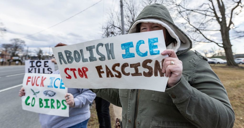 Pastor gay dice que agente de ICE le apuntó con un arma a la cara e hizo un comentario racista repulsivo