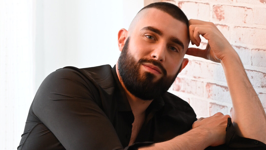 Por qué una sesión de fotos ayudó a este egiptólogo gay a recuperar su cuerpo y su poder