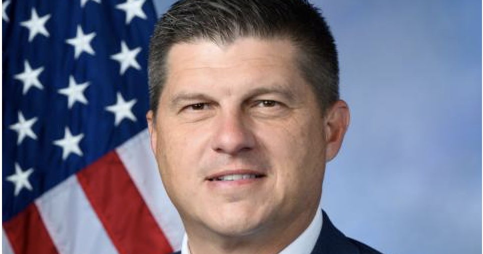 “Realmente, realmente vergonzoso”: Representante republicano criticado por error de copiar y pegar en publicación sobre ICE