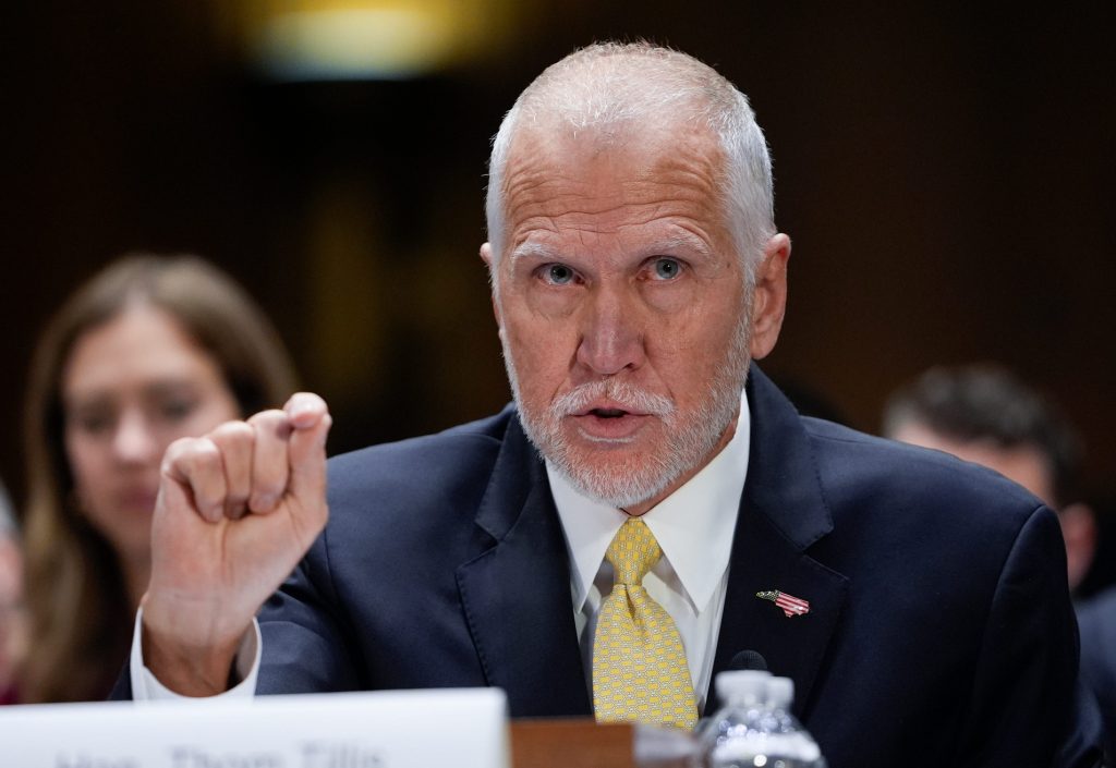 Senador republicano tacha a Stephen Miller de “estúpido” por sus comentarios sobre Groenlandia