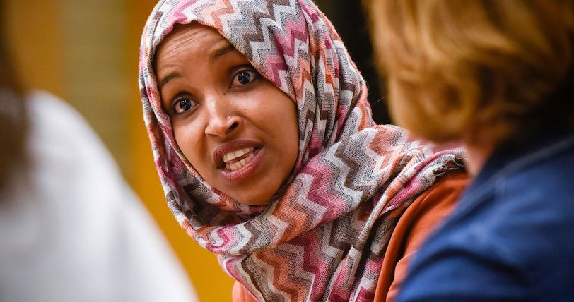 “Terrorismo estocástico”: hombre ataca a Ilhan Omar después de años de calumnias del MAGA sobre ella