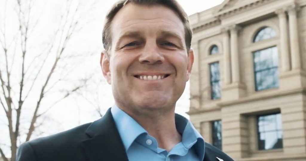 Trump nominó a un manifestante anti-LGBTQ+ el 6 de enero para fiscal federal. Los demócratas del Senado están haciendo sonar la alarma.