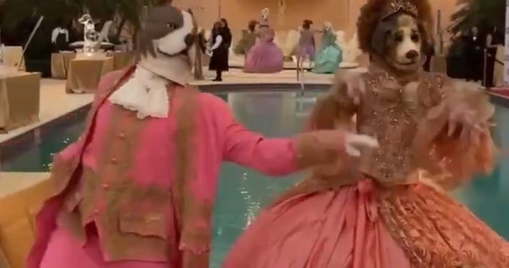 Trump organiza una “fiesta peluda” en Mar-a-Lago con bailarines con extrañas cabezas de perro