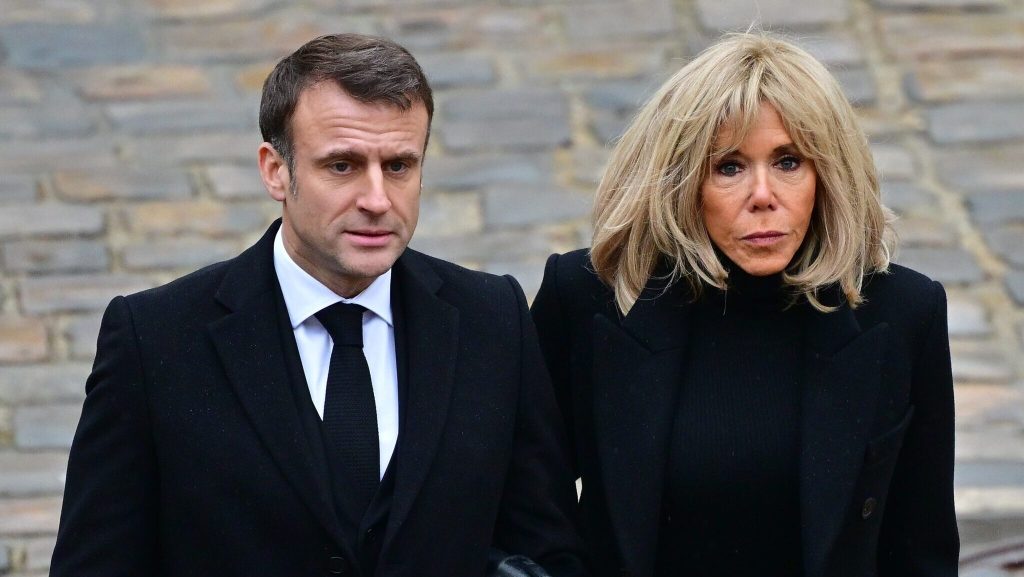 Un tribunal de París condena a diez personas por un caso de ciberacoso transfóbico contra la primera dama de Francia