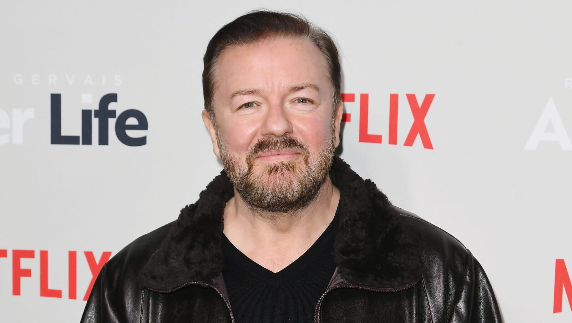 Una década de chiste: la cronología del material anti-trans de Ricky Gervais