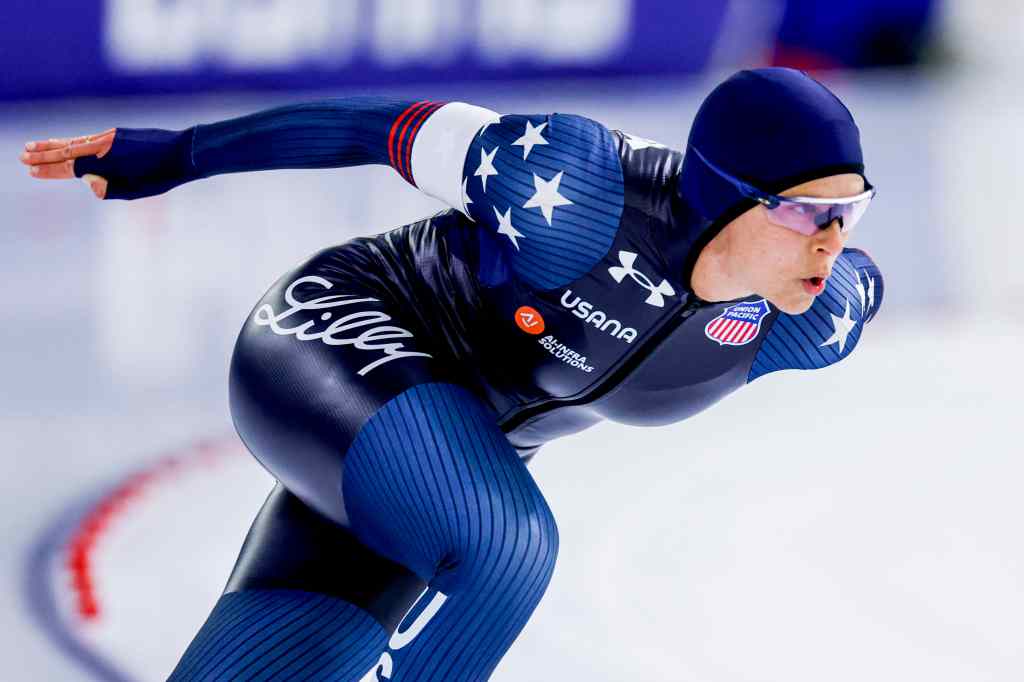 Brittany Bowe de Estados Unidos de América compitiendo en los 1.000 metros femeninos