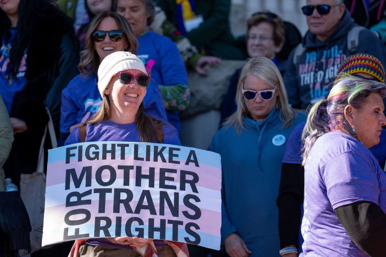 Casi 200 personas marcharon desde Cascades Park hasta las escaleras del edificio histórico del Capitolio de Florida como parte de la tercera marcha y manifestación anual “Let Us Live” mientras exigían igualdad y derechos para las personas transgénero en Florida el miércoles 28 de enero de 2026.