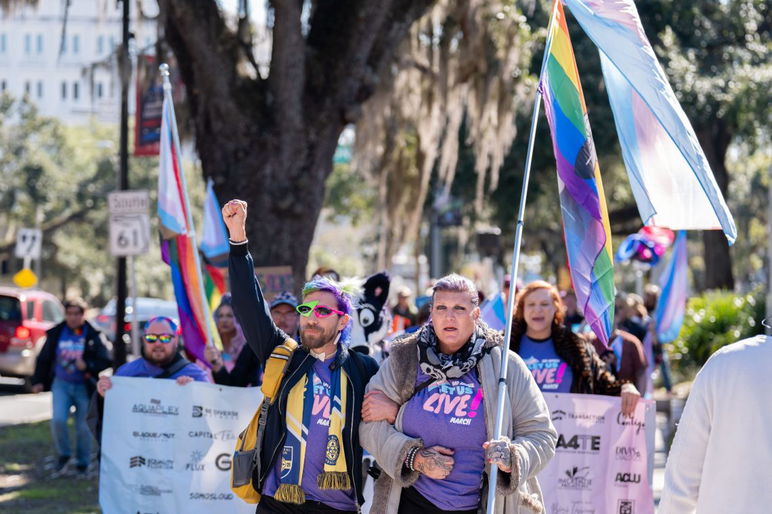 Casi 200 personas marcharon desde Cascades Park hasta las escaleras del edificio histórico del Capitolio de Florida como parte de la tercera marcha y manifestación anual “Let Us Live” mientras exigían igualdad y derechos para las personas transgénero en Florida el miércoles 28 de enero de 2026.
