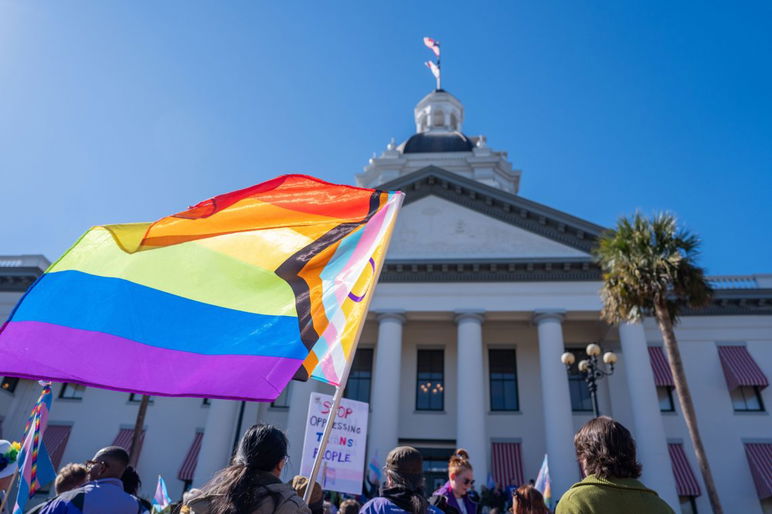 Casi 200 personas marcharon desde Cascades Park hasta las escaleras del edificio histórico del Capitolio de Florida como parte de la tercera marcha y manifestación anual “Let Us Live” mientras exigían igualdad y derechos para las personas transgénero en Florida el miércoles 28 de enero de 2026.