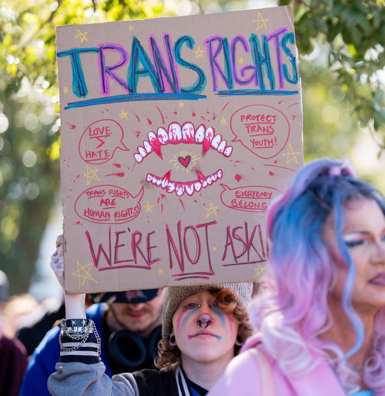 Casi 200 personas marcharon desde Cascades Park hasta las escaleras del edificio histórico del Capitolio de Florida como parte de la tercera marcha y manifestación anual “Let Us Live” mientras exigían igualdad y derechos para las personas transgénero en Florida el miércoles 28 de enero de 2026.