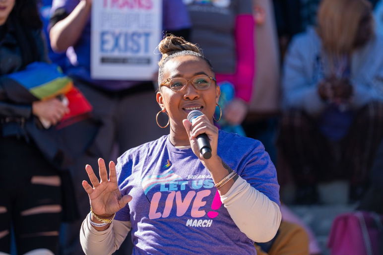 Angelique Godwin, Directora de Igualdad Transgénero, Equality Florida, habla ante una multitud reunida en el capitolio como parte de la tercera manifestación anual “Let Us Live” el miércoles 28 de enero de 2026.