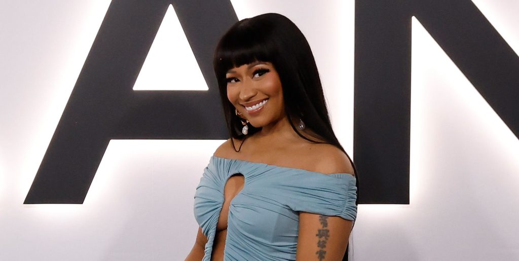 Nicki Minaj duplica su postura contra los jóvenes trans al comparar sus implantes mamarios