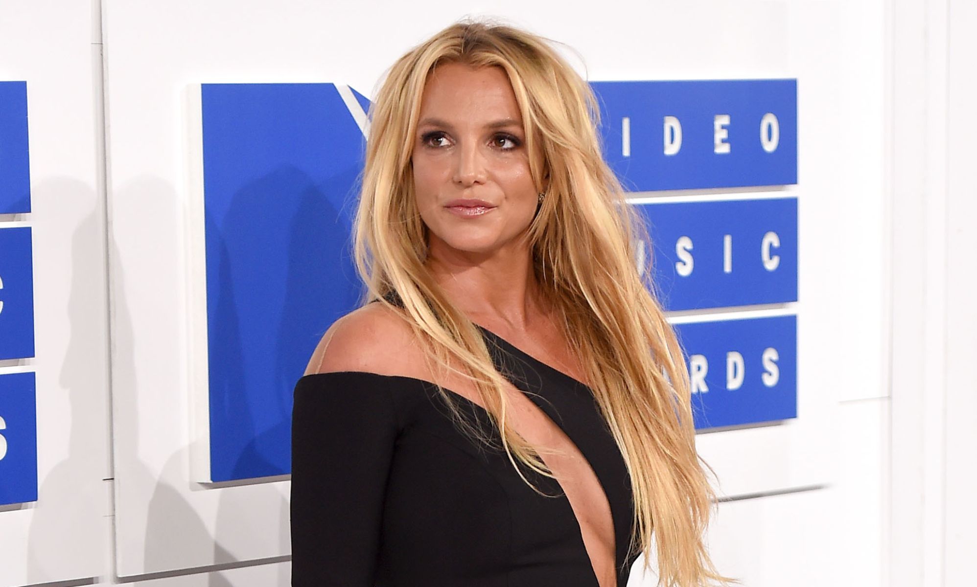 Britney Spears wears a black dress to the 2016 MTV Video Music Awards