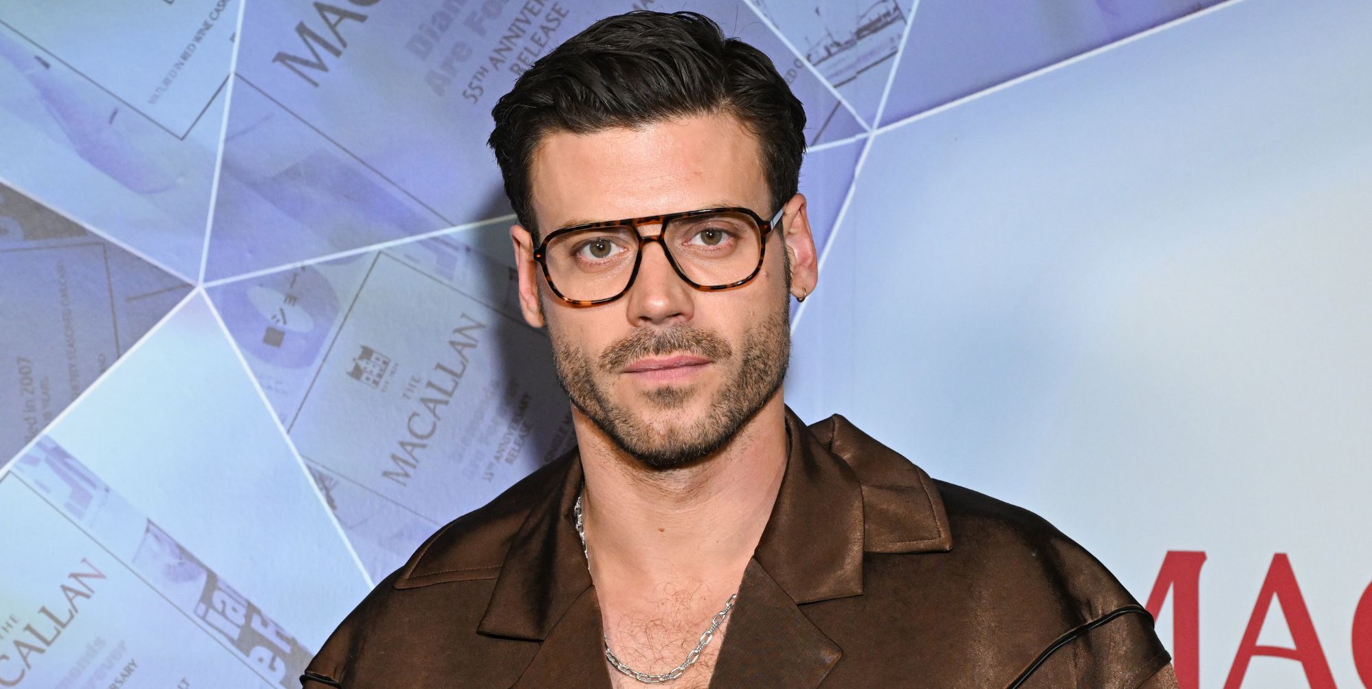 Francois Arnaud de Heating Rivalry se queda sin camisa en el primer vistazo a la nueva película Something's Daughter