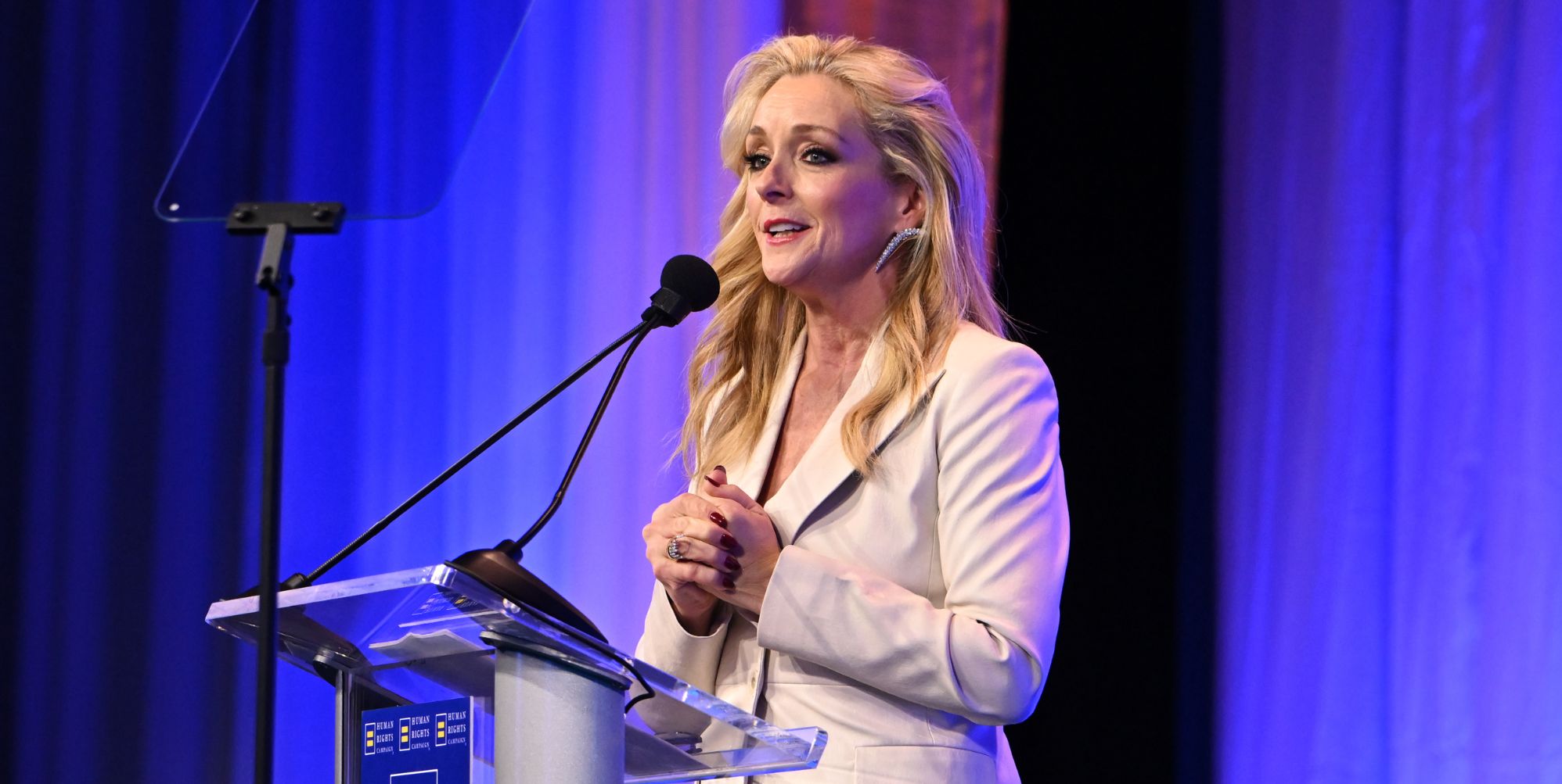 El ícono gay Jane Krakowski se pronuncia contra los ataques de Trump a los niños trans