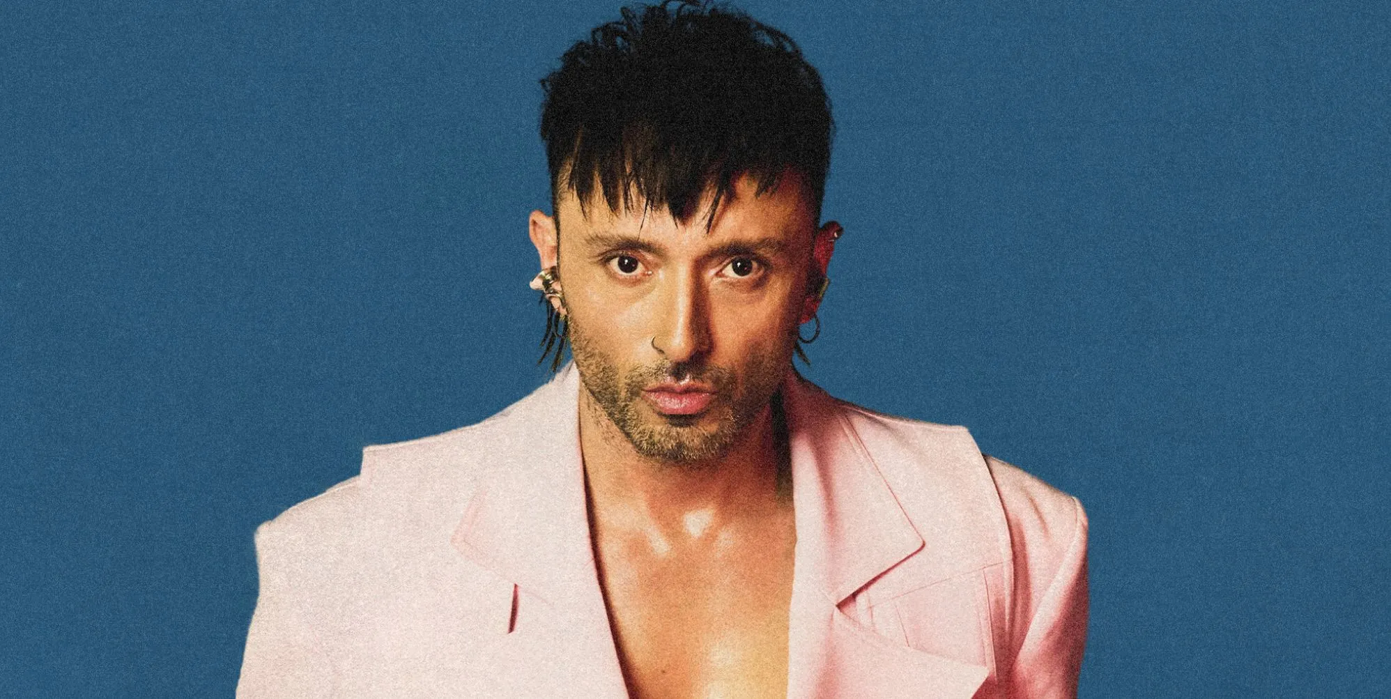 'Me hizo defender mi existencia': la estrella del pop queer enfrenta la censura LGBTQ+ en Turquía