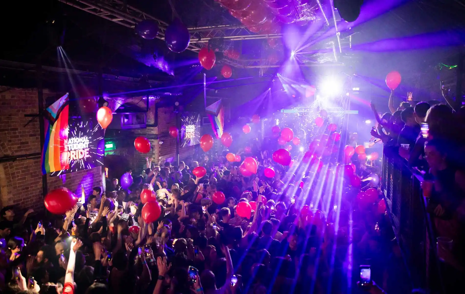 Los devastadores efectos dominó de los ataques DEI de Trump sobre los recortes corporativos al Orgullo en el Reino Unido: "Los jóvenes pagan el precio"