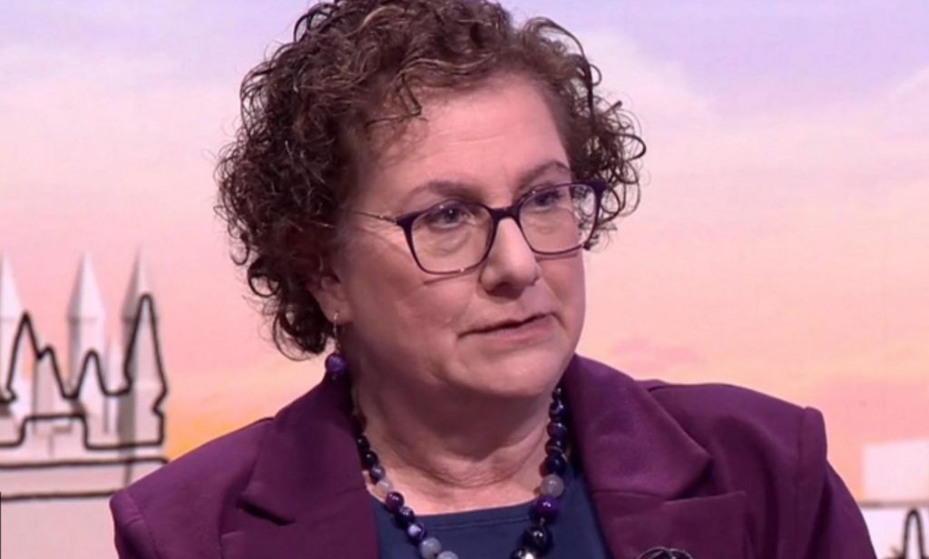 La doctora Hilary Cass enfrenta una denuncia formal por una entrevista de la BBC