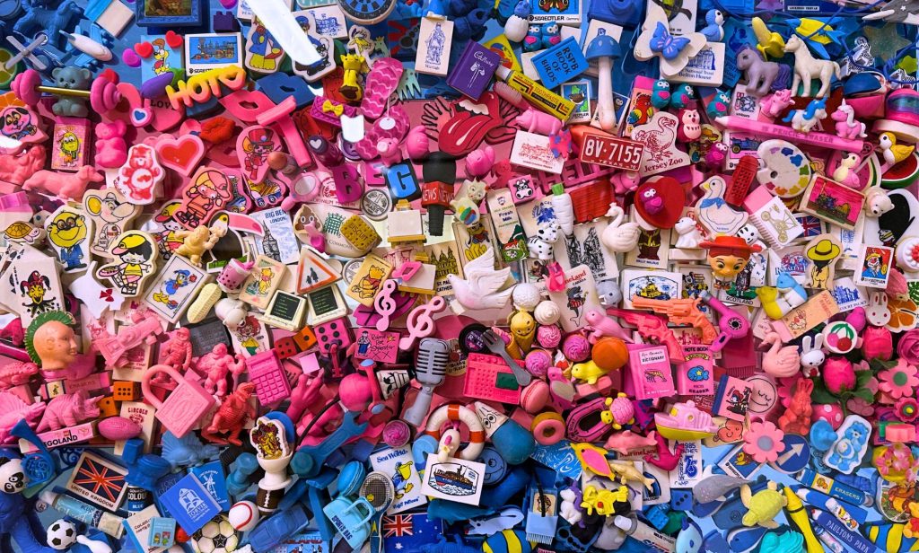 Esta exposición de arte LGBTQ+ te ruega que escuches a los jóvenes trans