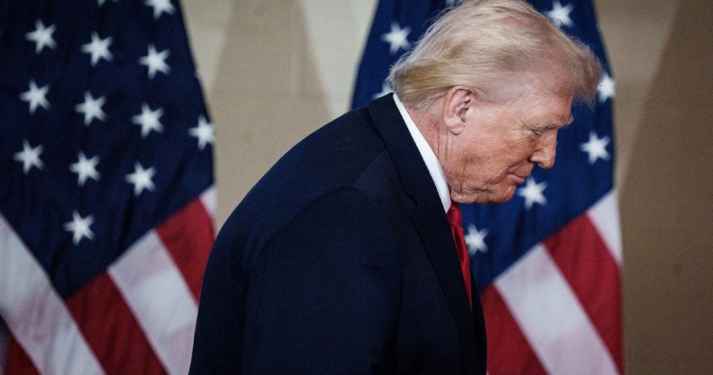 La sorprendida reacción de una sola palabra del presentador de CNN ante el extraño comentario de Trump captado por un micrófono caliente