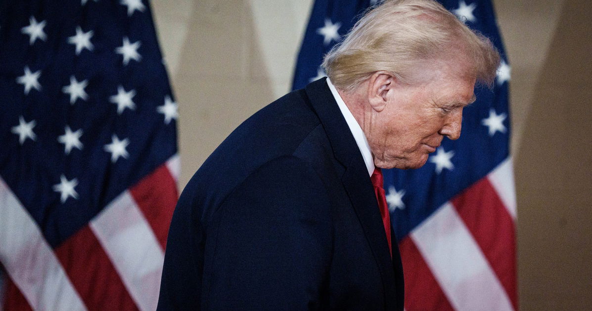 La sorprendida reacción de una sola palabra del presentador de CNN ante el extraño comentario de Trump captado por un micrófono caliente